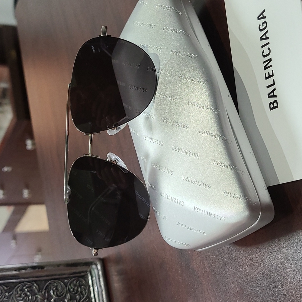 SOLD- Balenciaga BB0013S Sunglass w. factory essentials.